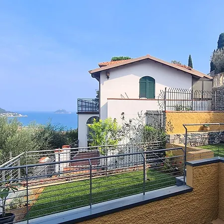 Luce Di Mare - Design With Sea View In Lägenhet Alassio